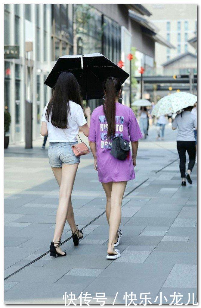 热裤|美女街拍灰色的紧身衣搭配超短热裤,让人眼前一亮