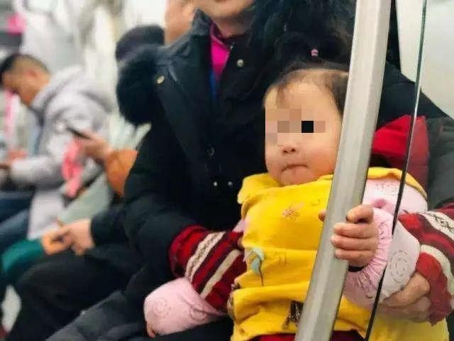 爸爸|地铁上，爸爸带女儿等地铁的照片火了，网友最高级别的炫富