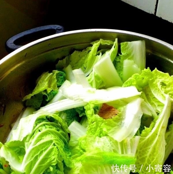 白菜炖豆腐,先放白菜还是豆腐?许多人弄错了!难怪做出来难吃!