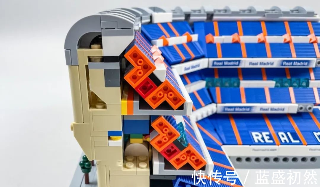 足球场|乐高10299皇家马德里足球场——圣地亚哥·伯纳乌球场开箱评测!
