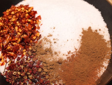 事先|腌腊鱼时,需要事先清洗吗?用错了方法,难怪腊鱼不香还发臭