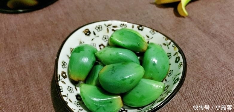 加醋|60岁奶奶：腌腊八蒜，只加醋就错了，多加点它，蒜瓣像翡翠一样