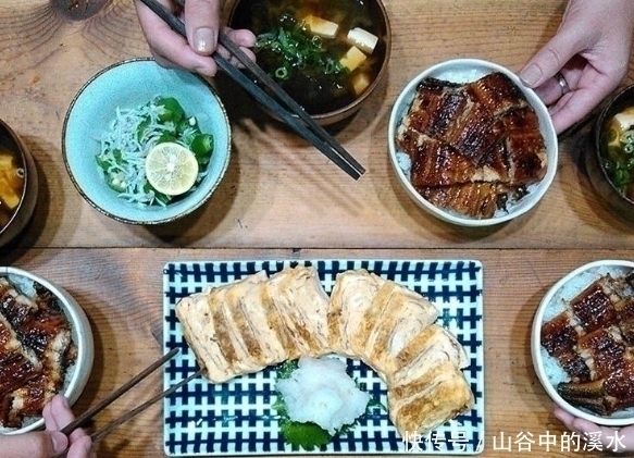 大叔|每天给一家人做饭的日本大叔火了,网友这样吃饭太壕了