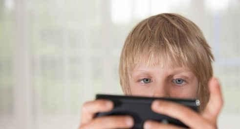 黄斑变性|放任自己的孩子玩手机这可不仅仅是伤害眼睛那么简单