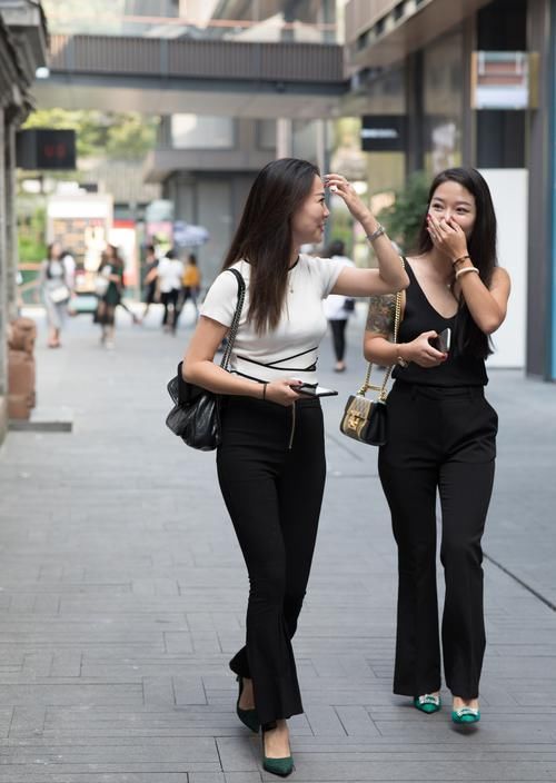 简洁的黑白配展现出她与众不同的美