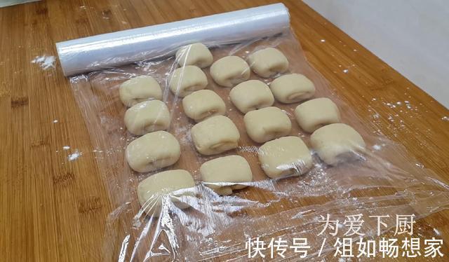 保鲜膜|中秋节别买月饼了,擀杖擀一擀,外皮香酥又掉渣,没烤箱也能成功