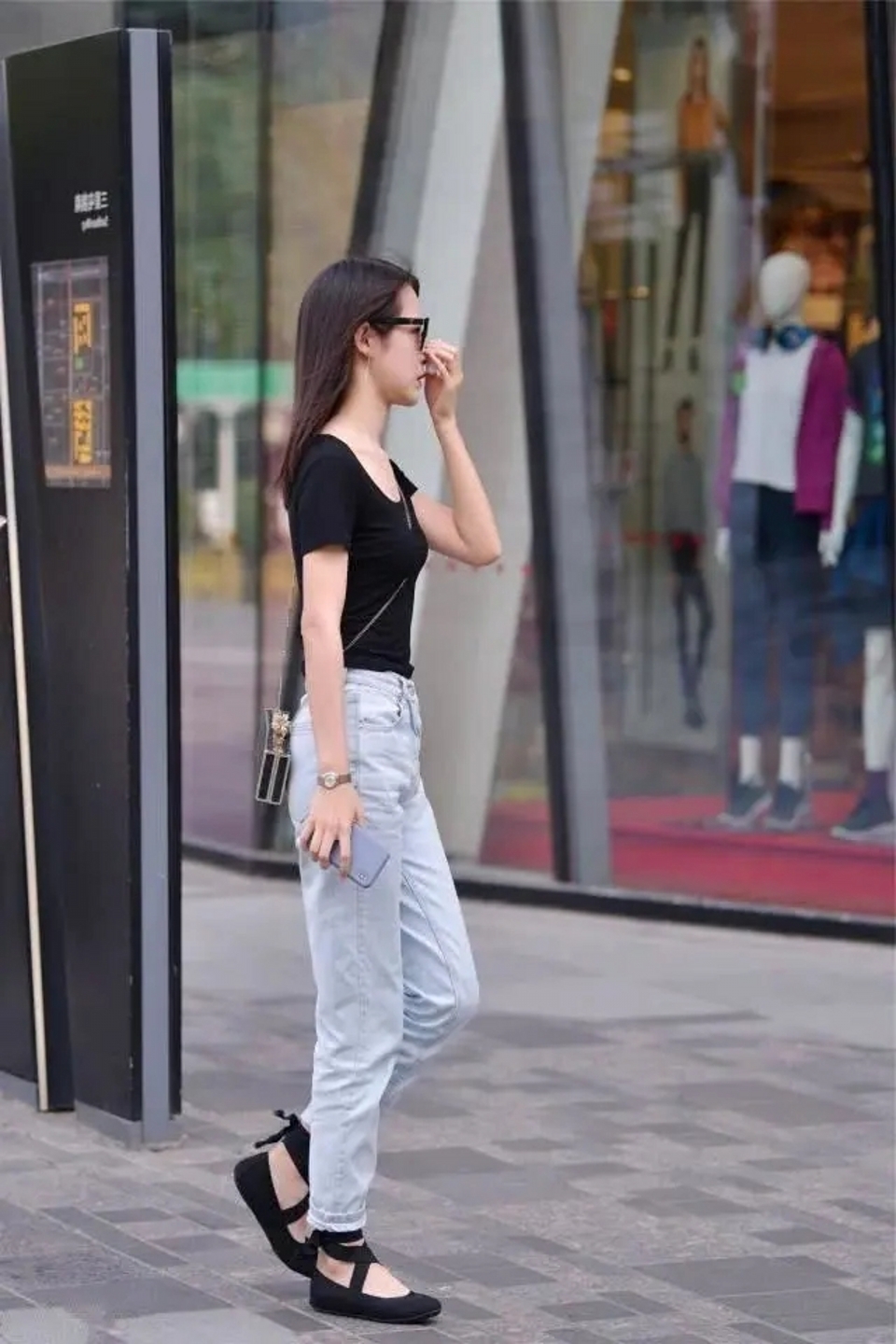 路人街拍,简洁的短袖搭配浅色牛仔裤,尽显好身材