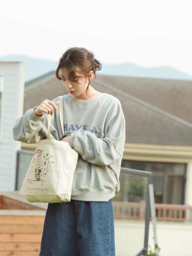 背带裙|会穿的人那么多,要怎样穿才不逊色呢?衬衫+ 牛仔裙简约时尚