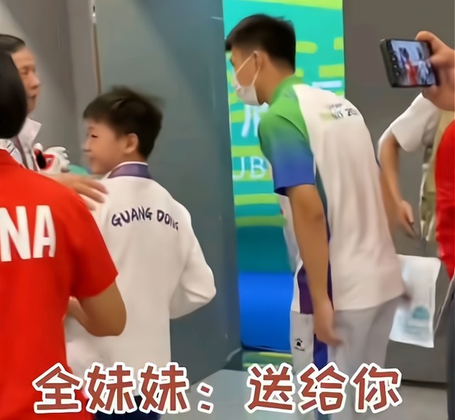 跳水|全红婵有多受欢迎?跳水裁判都主动求合影,红姐大方送她好东西