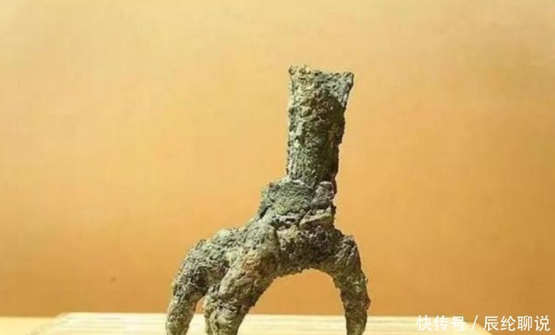 研究|妇好墓出土一个鸟爪形“暗器”,专家经过研究说:它应该是铜鐏