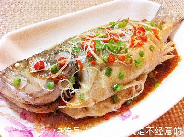 简单家常菜清蒸鲈鱼，青笋炒木耳，鸭肉炒腐竹，小炒肉的做法