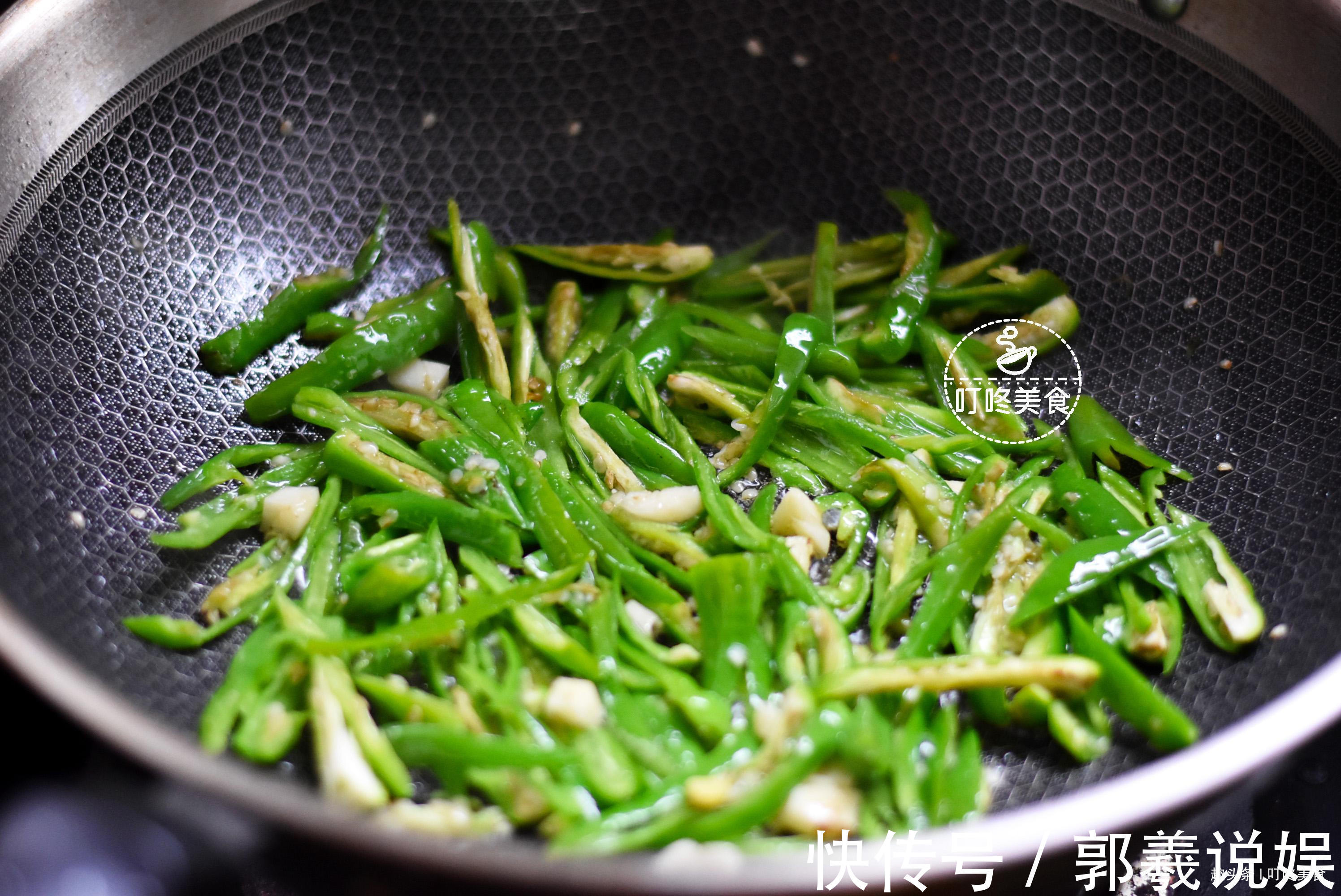 做青椒肉丝,先炒肉就错了!学会这个小窍门,肉丝香嫩青椒更入味