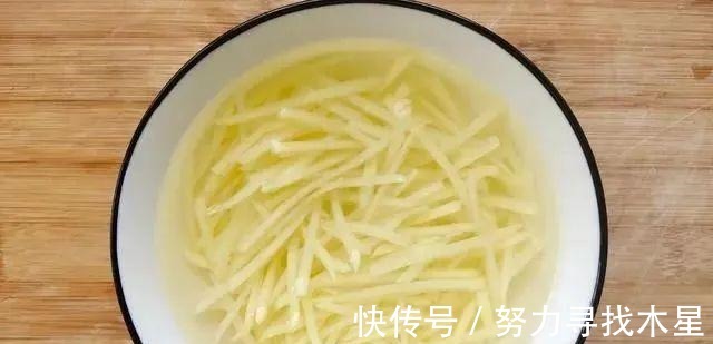 豌豆尖|这菜很多人爱吃,价格比鸡肉贵,和土豆一炒,口感爽爆!