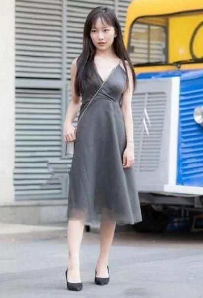 街拍:穿白色紧身上衣,搭配黑色短裙,秀出了美女好的身材