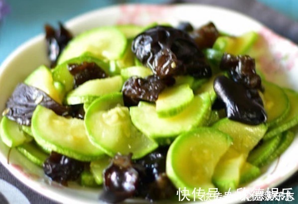 西葫芦炒木耳|女性不想肚子鼓鼓,平时多吃3菜,排毒减少,越吃越瘦,效果好