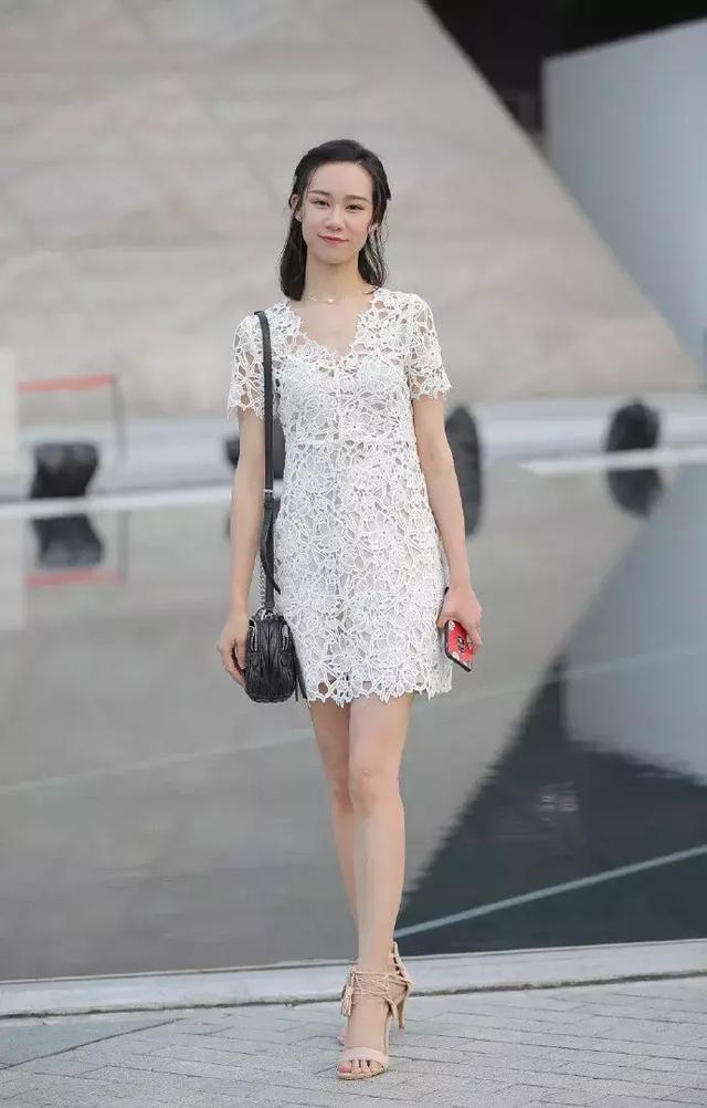 腰肢 波点的短款连衣裙,凸显出纤细的腰肢,演绎时尚的甜美范儿