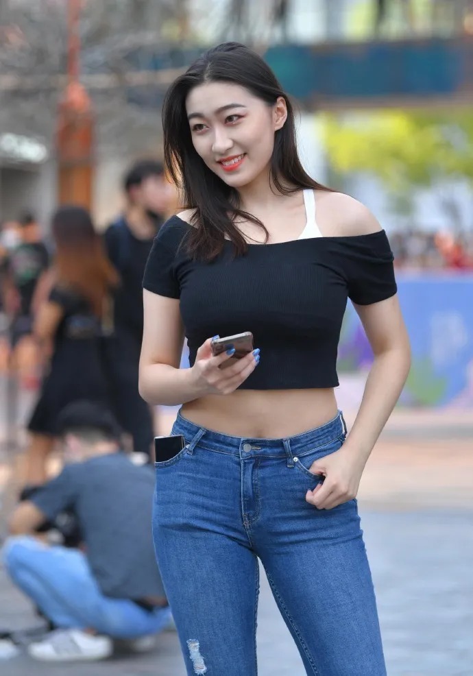 入冬就穿修身牛仔，既显瘦又有魅力，轻松打造个性美！