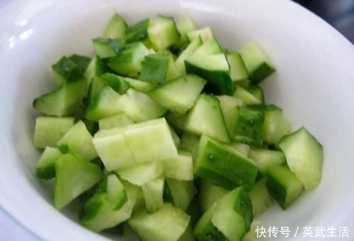 黄瓜和“它”是好搭档,一盘2元钱,每晚吃一点,甩赘肉细蛮腰