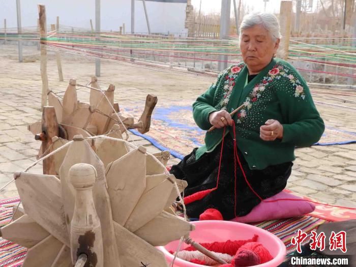 线团|新疆尉犁县：“银发族”合作社传承古老手工艺