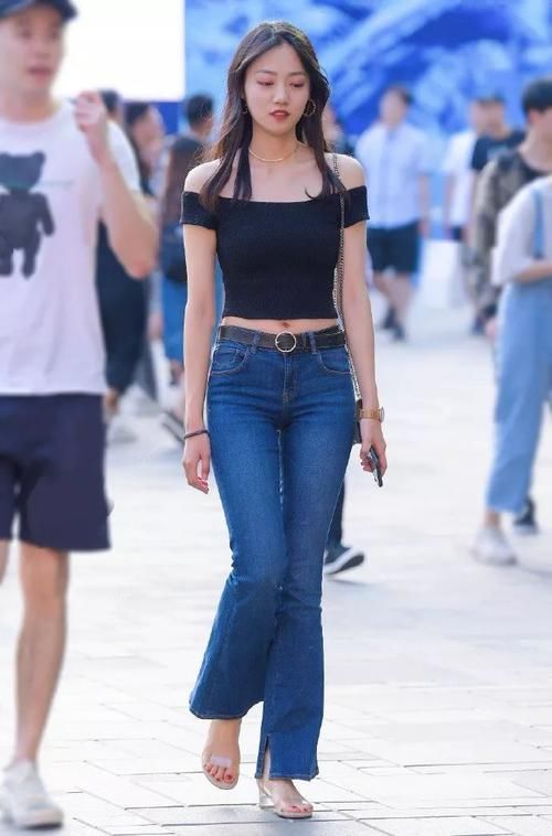 路人街拍别再穿烂大街的牛仔裤了小姐姐这条喇叭裤才是王道
