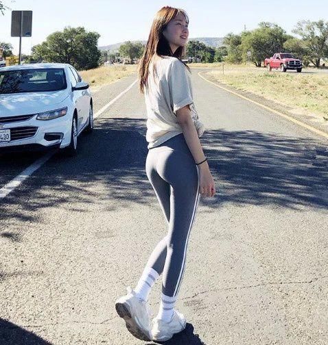 瑜伽裤|运动型女大学生,逛街都穿着瑜伽裤,这身材算是校花级别了吧