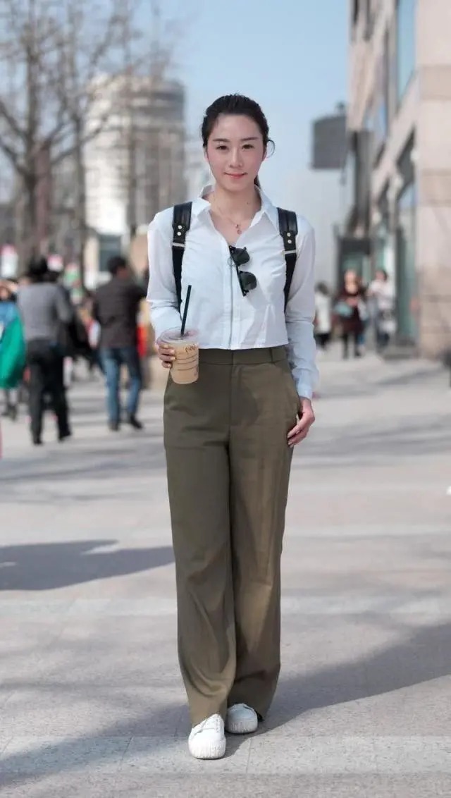 牛仔裤 牛仔裤搭配黑色的休闲西装,展现时尚女人的优雅姿态