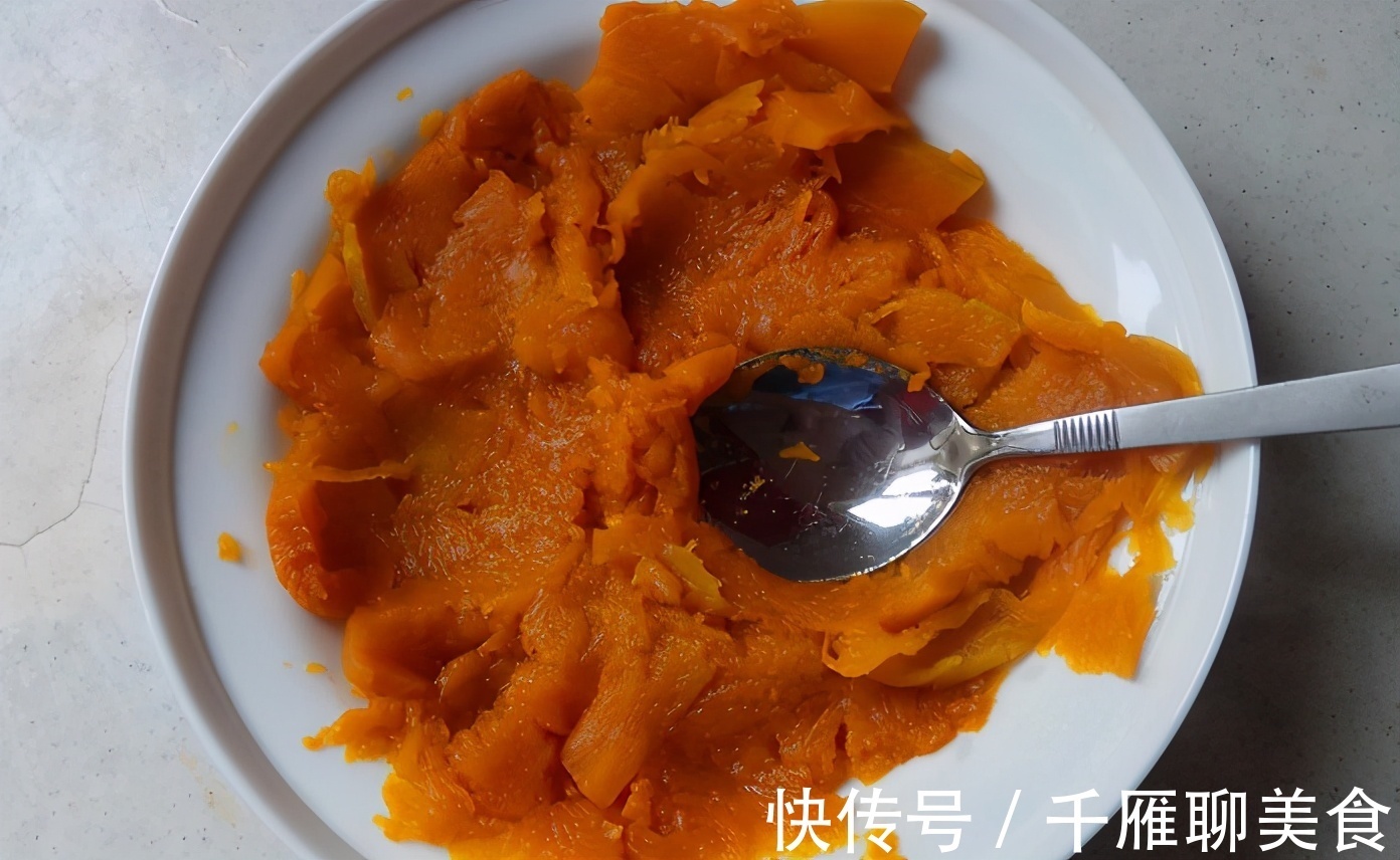 电饼铛|南瓜加上豆沙馅做出来的小饼，个个黄金酥脆，看着都流口水