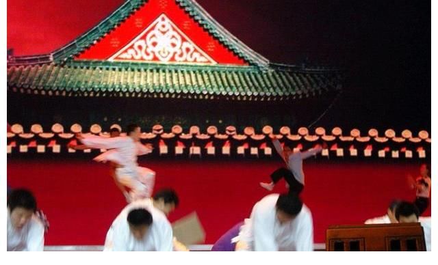 涛声依旧的春晚，梅葆玖姐弟演唱坐宫，张国立现场售卖“耗子药”