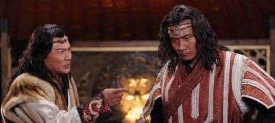 皇帝偷偷给宰相衣服上烫个洞,次年发现洞还在,命人立即打开库房