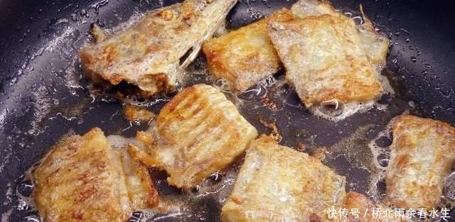 煎带鱼,用淀粉还是面粉?教你这方法,带鱼金黄诱人,外酥里嫩