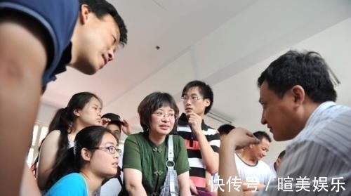 学生|90后辣妈穿着“抢眼”开家长会,成全班焦点,考虑过孩子感受吗