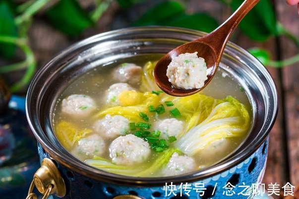 汆丸子|汆丸子,记住3个小窍门,丸子劲道弹牙,又香又嫩滑,入锅不会散