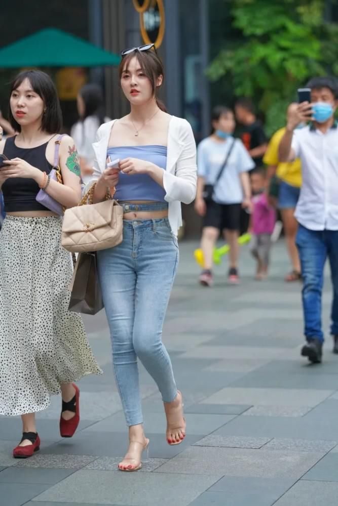 白色时尚开衫，搭配天蓝色修身牛仔裤，穿出轻熟范的优雅与精致