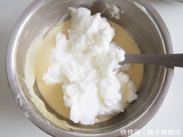 看着|戚风蛋糕换个方法做,造型可爱,制作简单治愈,看着就感觉甜甜的