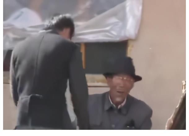 丫头|《变形记》6年后，和爷爷相依为命的丫头去世，富二代做法太暖心