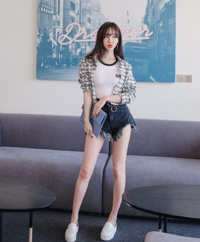 短裤白鞋配格子衫,美女这么潮流是在哪学的