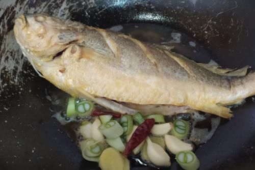 做鱼时，去腥加酒加醋是不正确的！这才是最好吃做法，上桌就扫光