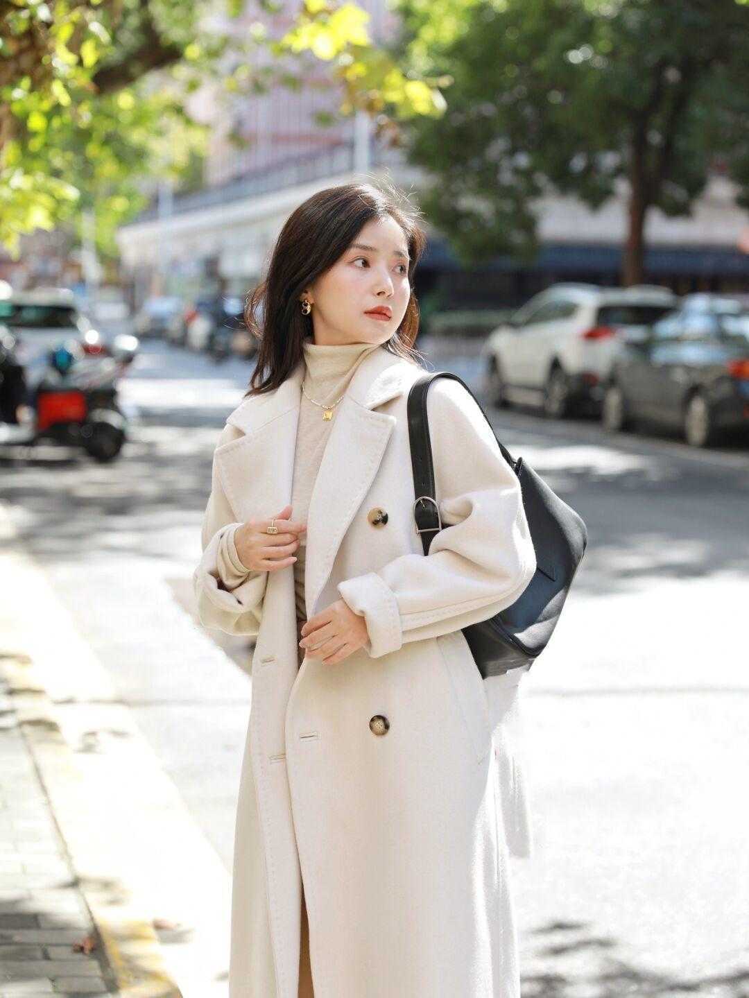 打底衫 冬季大衣不要只会穿黑色,这些浅色大衣温柔又显白,减龄优雅