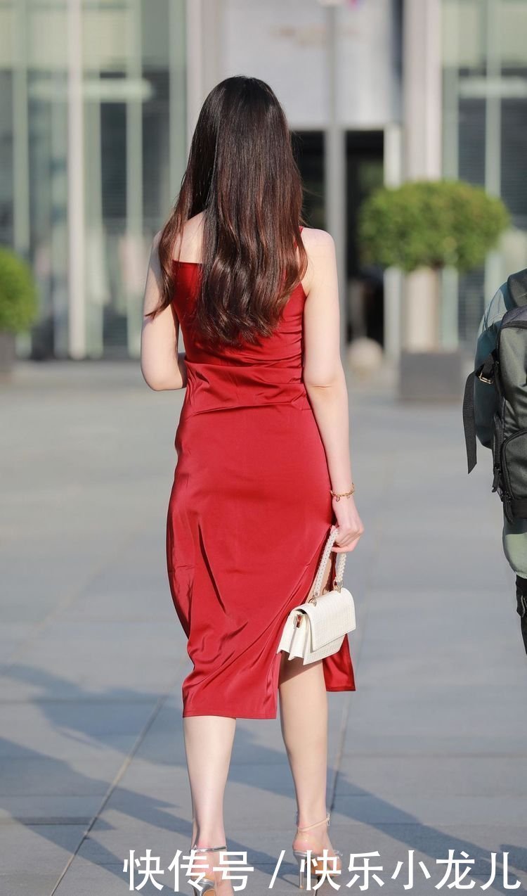 美女穿红色吊带裙搭配水晶高跟鞋,衬托身材和气质