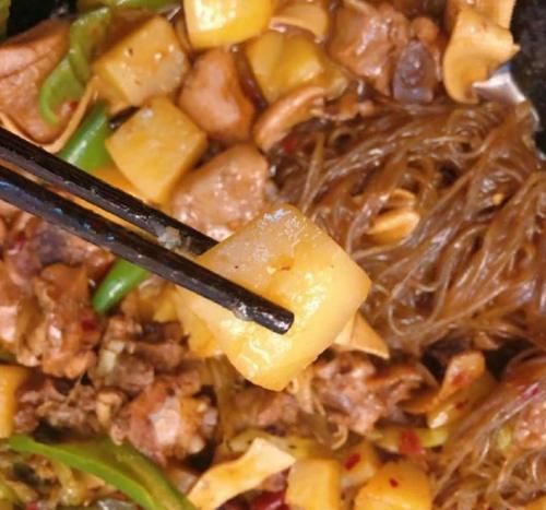 老妈用一个菜招待南方同事,我觉得丢脸,同事临走说了10个字