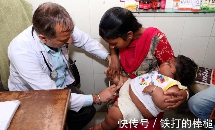 父母|直击印度巨型“女神童”,一岁的她吃穷父母,父亲对她又爱又怕!