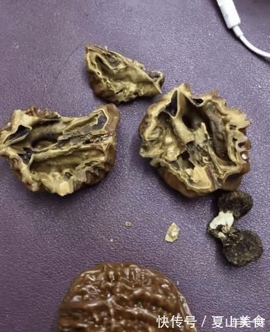 “爸爸买的俩核桃,放柜子里坏了都不吃”我偷拿出来砸开,都苦了哈哈哈哈