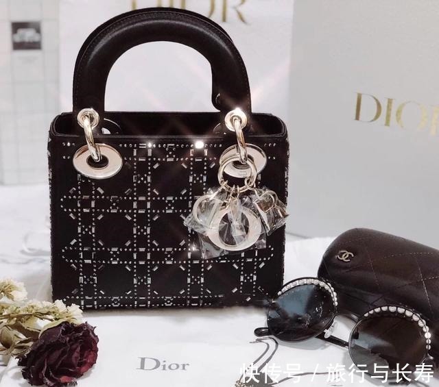 字母$两万买的包包竟然是假的!两万买的包包竟然是假的!