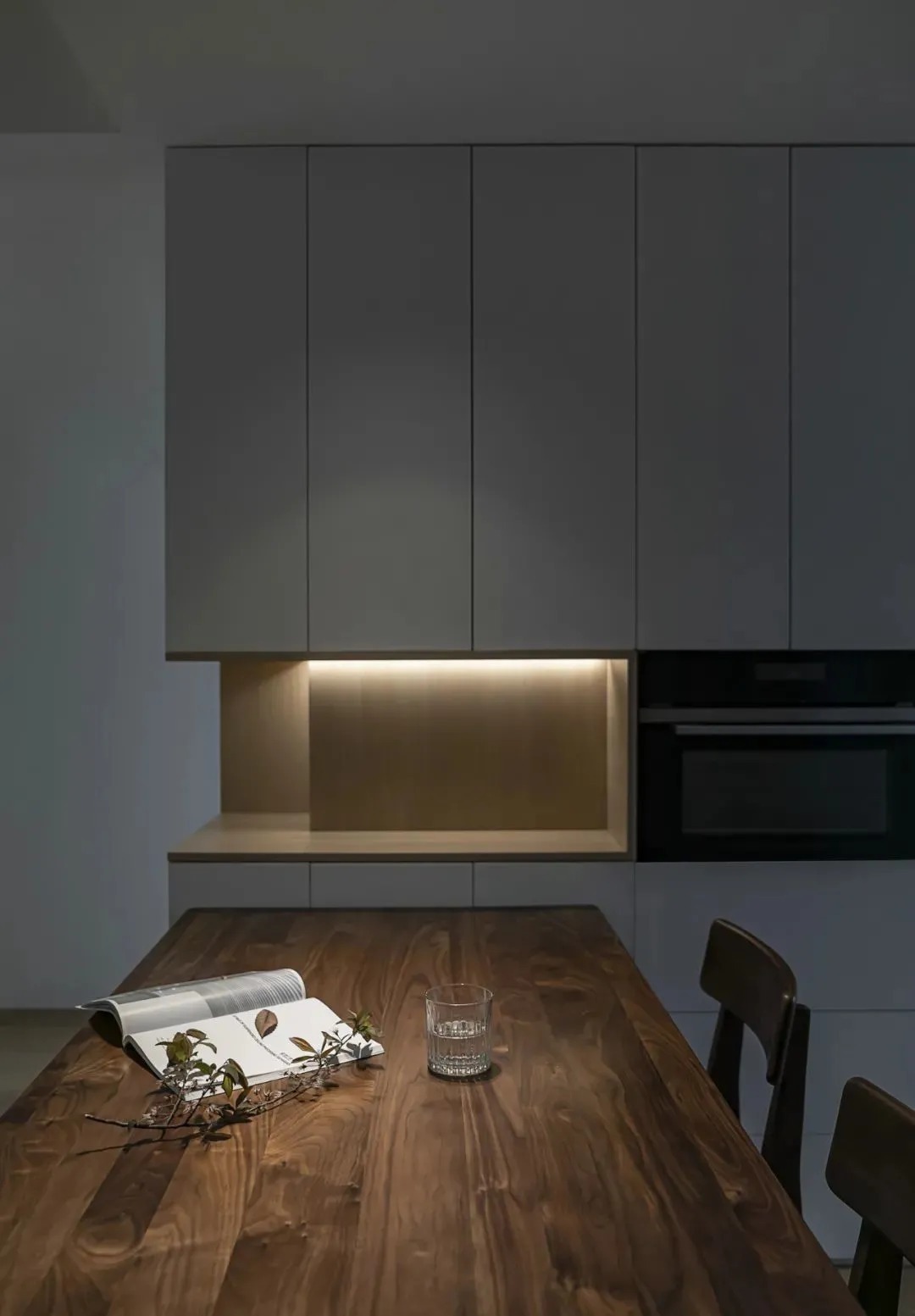 中西厨|客厅放弃电视,用一整面墙做收纳,快来跟这个神仙小户型学收纳!