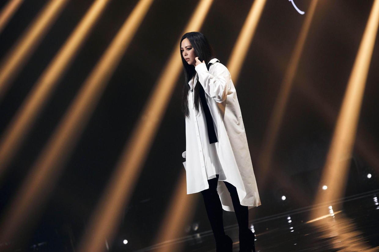 张惠妹穿衣真胆大,穿一件斗篷式外套个性十足,意外精致优雅