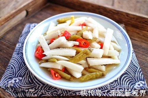 教你白萝卜新吃法，酸辣爽脆，开胃又下饭，放冰箱几个月都不坏