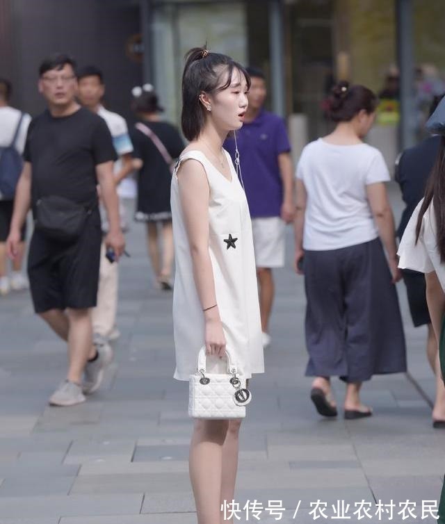 白衣 白裙再加上一点“特别”的搭配就能体现曼妙的身姿,自然又清新!