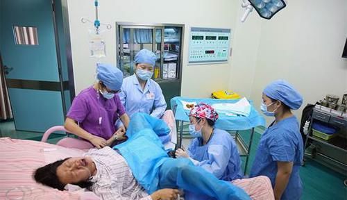 你在产房用力的时候,胎儿在干什么?他可没闲着哦,看完满是感动