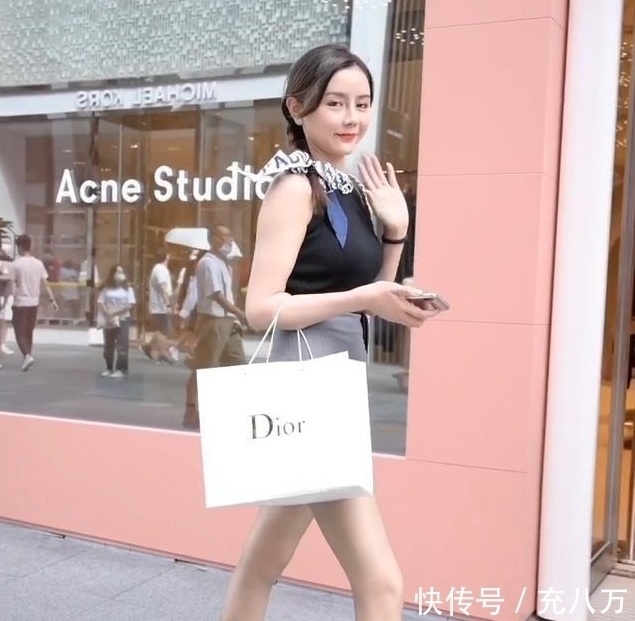 黑色无袖上衣搭配灰色修身裙，高贵冷艳，从容优雅