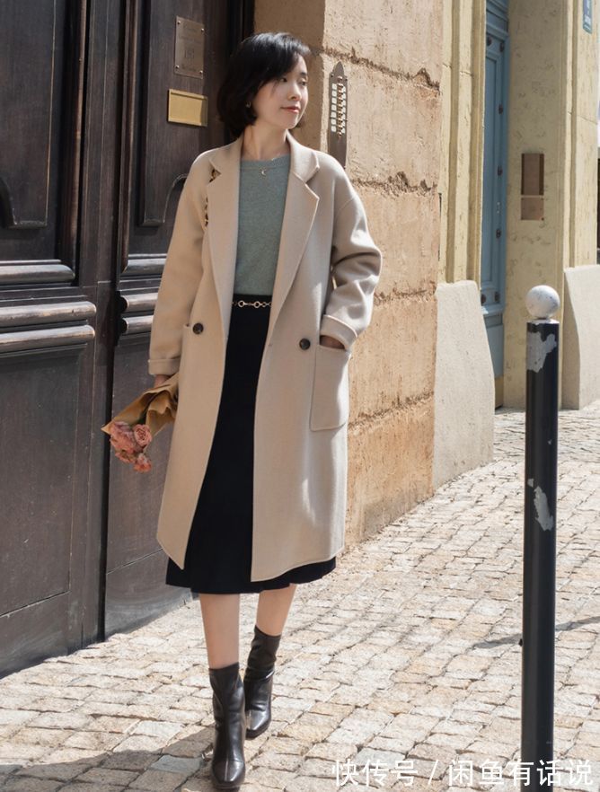 复古感 今年冬天火了一种穿法:叫“半裙+低跟靴”,优雅减龄,谁穿谁美